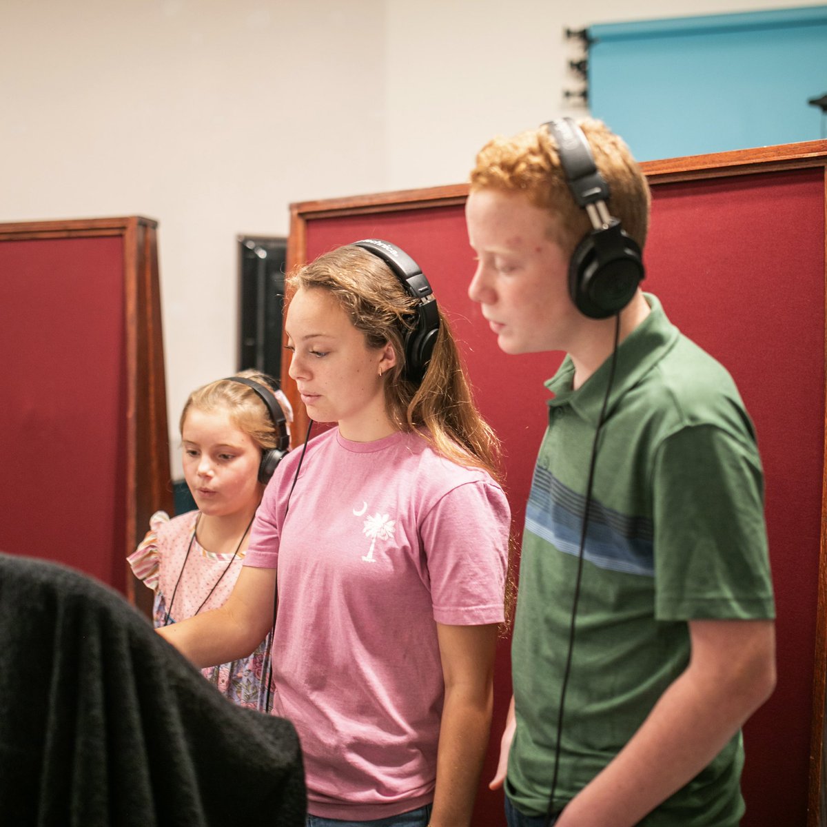 PatchAdventures's tweet image. Get ready for the newest Patch Adventure, packed with unforgettable characters and exciting new songs you’ll love to sing along to! 🎵✨

Here’s a sneak peek of the kids’ choir recording some of the brand-new songs! 🎶

#NewAdventure #PatchThePirate #PatchAdventure #ComingSoon