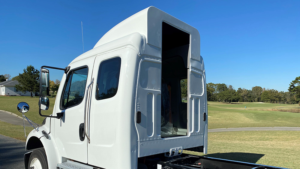FontaineMod's tweet image. We offer custom engineering solutions — like this raised roof mod, designed to provide added head clearance and walk-through access from the cab into the truck body.

Questions? Reach out today at fontainemodification.com.