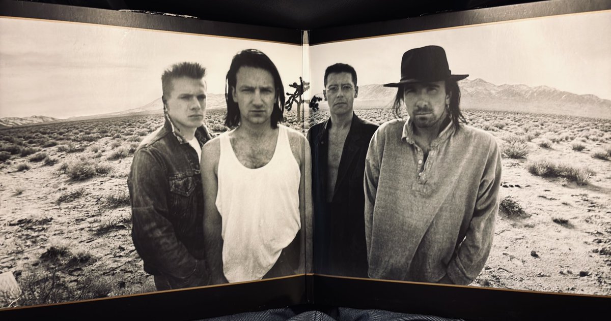 DzielakD's tweet image. Czasem człowieka coś ciągnie do dworcowych sklepów z „tanią książką”, bez żadnej pilnej potrzeby… ale wchodzi, a tam?😱
Nowy, podwójny winyl #TheJoshuaTree, przeceniony (przetarta okładka) na 99zł. Zawsze chciałem, ale się wahałem, bo drogi i mam CD… 😀
youtu.be/e3-5YC_oHjE?fe…