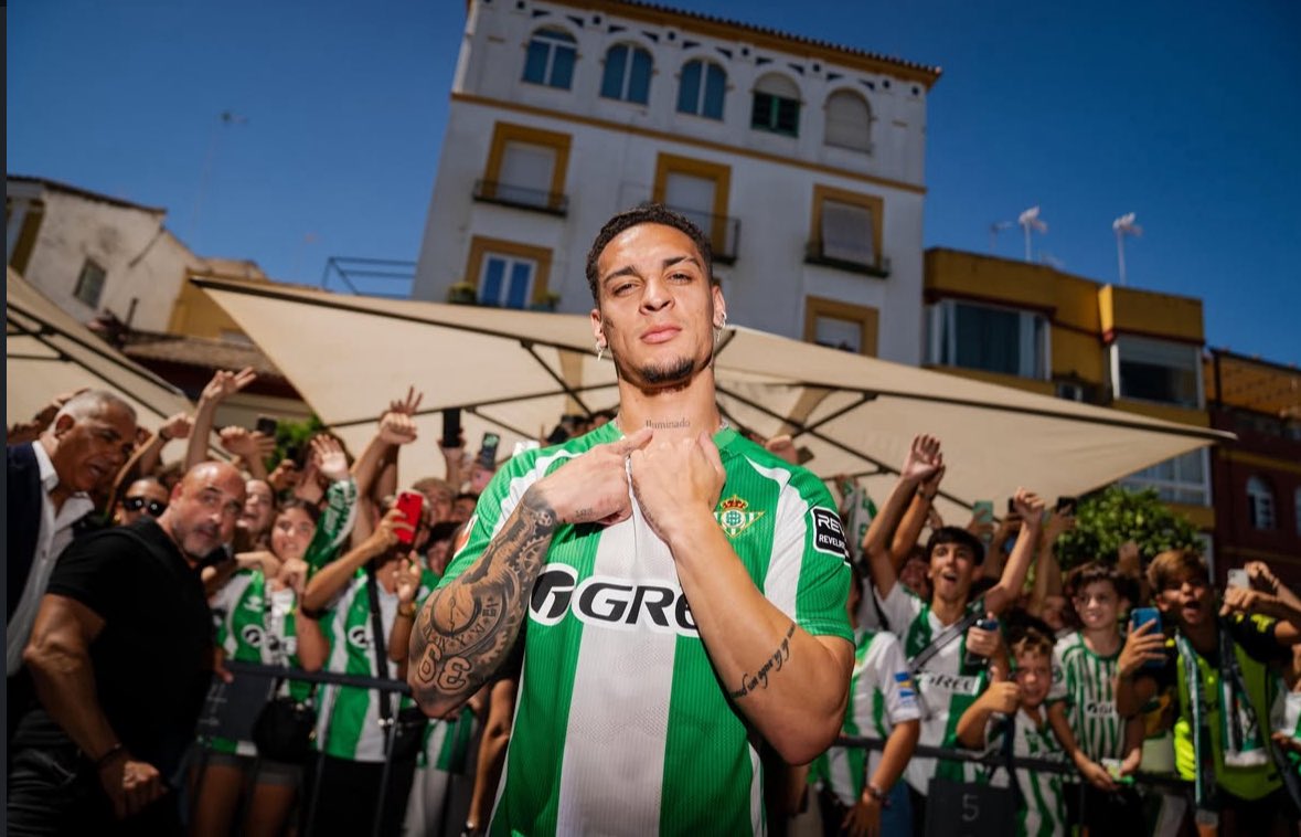 🎁 Camiseta Especial “Iluminado”

La vuelta de Antony al Real Betis ha sido sin duda uno de los fichajes más mediáticos esta temporada.

Por eso nos estrenamos con este CAMISETÓN.

Pide la tuya por mensaje privado, envío GRATIS ✅