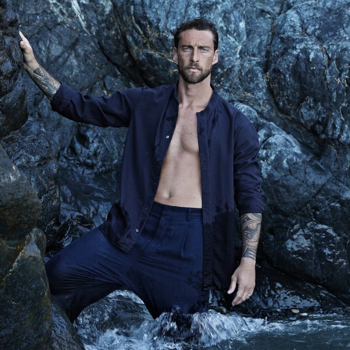 Chi mi conosce sa della mia profonda passione per la moda.
Ho sempre pensato che un abito non fosse soltanto un insieme di tessuti e linee, ma qualcosa che racconta chi sei, la tua storia e i tuoi sogni.

Armani non è solo eleganza: è la capacità di farti sentire più forte, più