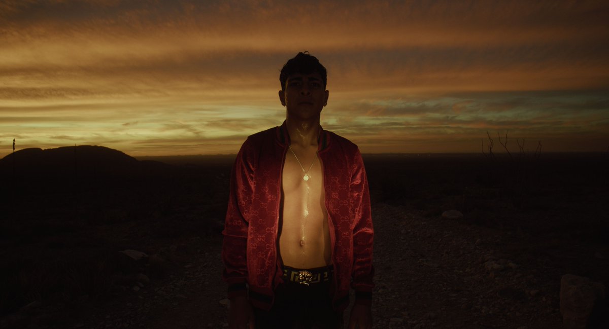 Matthew Joseph Jenner hits the road in David Pablos' deeply immersive EN EL CAMINO, a hauntingly strange and provocative work of socially-charged filmmaking #Venezia82 icsfilm.org/festivals/veni…
