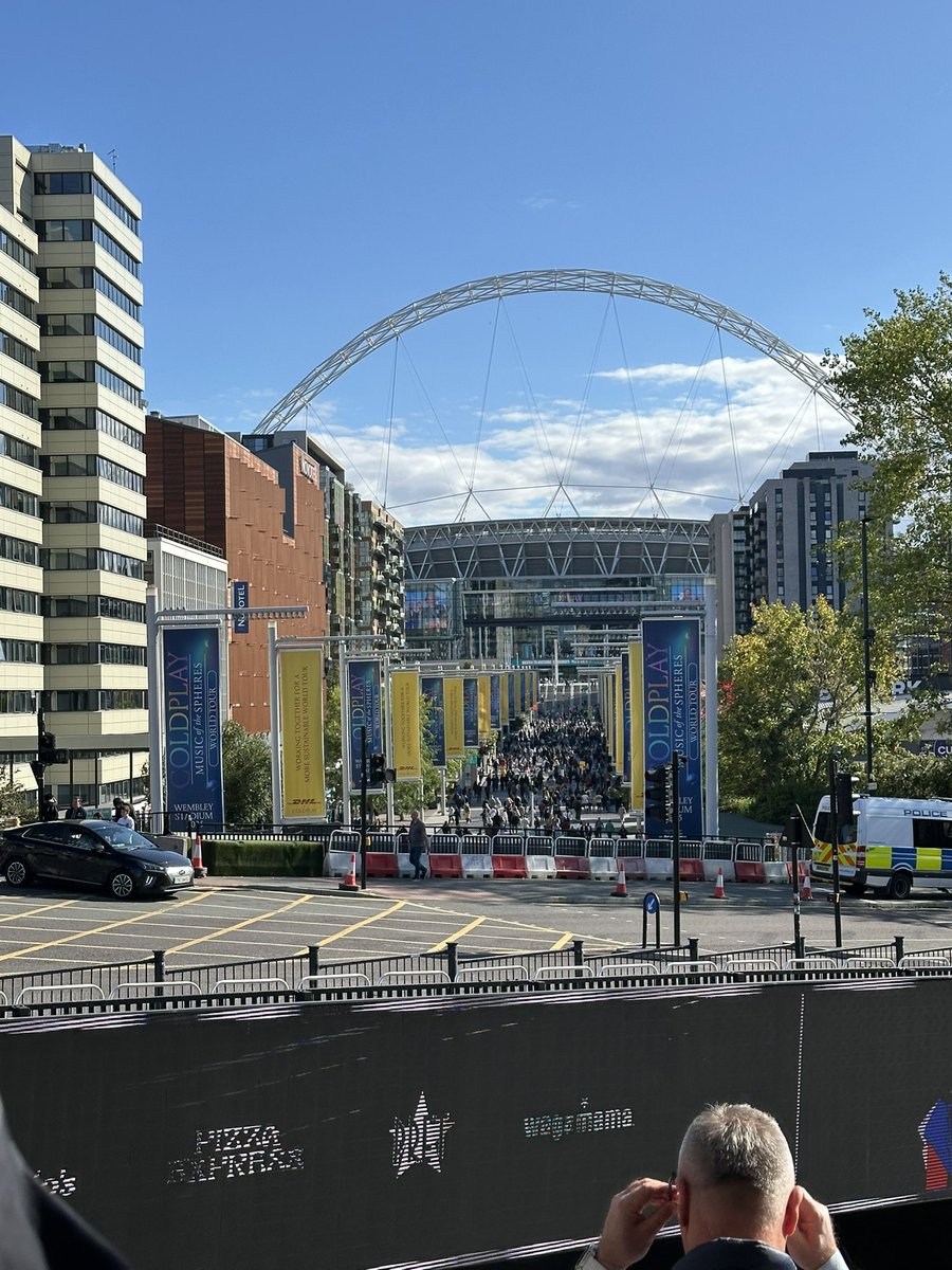 kellsley's tweet image. 🤩🤩 #Wembly #Coldplay