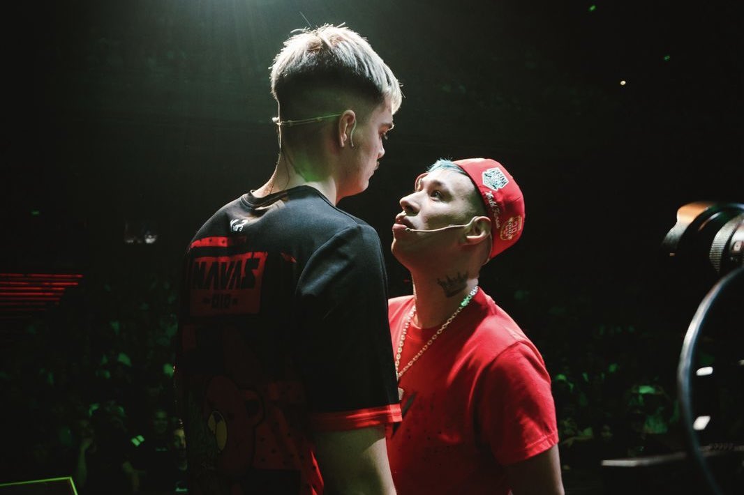 FRENTE A FRENTE 🤼 En las escritas, a todo lo que decís antes, durante y después de una batalla, tenés que ponerle el pecho. En este carrete, tres momentos de la última edición en los que el aire se puso pesado: JQ Reyes y Wasok viéndose por primera vez arriba de un escenario