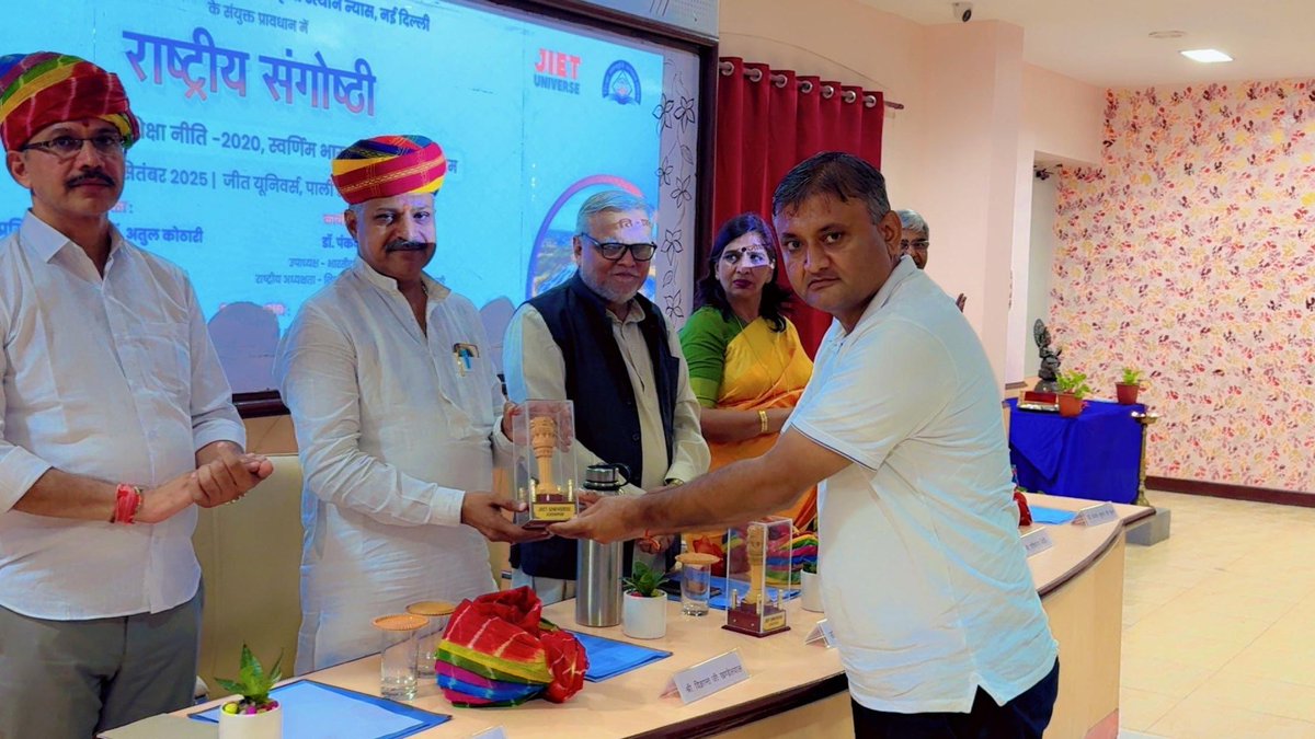 atulkotharissun's tweet photo. जीत यूनिवर्स ,जोधपुर एवं शिक्षा सं.उ.न्यास के द्वारा राष्ट्रीय शिक्षा नीति पर आयोजित संगोष्ठी के मंच पर भारतीय वि.वि संघ की महासचिव डाॅ मित्तल भारत वि.परिषद के क्षेत्रिय सं.मंत्री विक्रांत जी प्रान्त संयोजक संदीप संस्थान अध्यक्ष शशिकांत जी एवं प्रतिभागी आचार्य व छात्र समुदाय। https://t.co/Q5PCV9jxnk