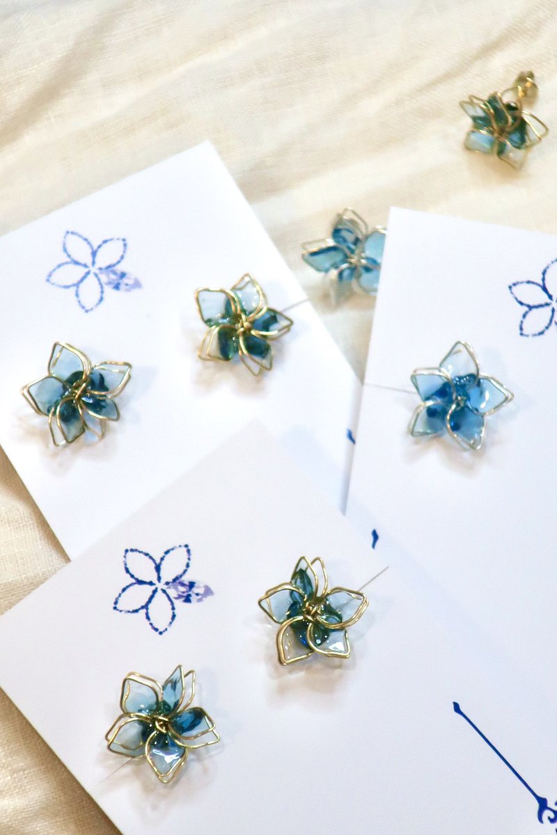 mondedebleu's tweet image. 大人気のお花モチーフピアスの新作!

ワンポイントタイプのものをあたらしく作りました。
揺れない固定タイプが欲しい、という声を以前からいただいていたので、今回作ることができてよかったです。

シルバー・ゴールド共に10個ずつの数量限定です!

#藝祭2025 
#藝祭アトマ 
#藝祭アートマーケット