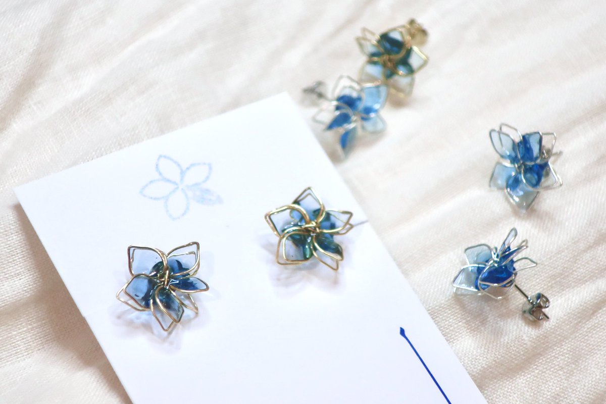 mondedebleu's tweet image. 大人気のお花モチーフピアスの新作!

ワンポイントタイプのものをあたらしく作りました。
揺れない固定タイプが欲しい、という声を以前からいただいていたので、今回作ることができてよかったです。

シルバー・ゴールド共に10個ずつの数量限定です!

#藝祭2025 
#藝祭アトマ 
#藝祭アートマーケット