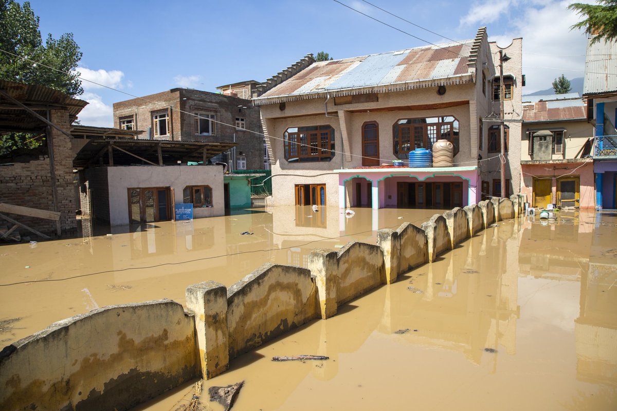 faisalbashirs's tweet image. #Partially #submerged #houses are seen as #water levels rise in the #Jhelum #River after heavy #rains on the outskirts of Srinagar on September 4, 2025. #Floods Photos by @faisalbashirs