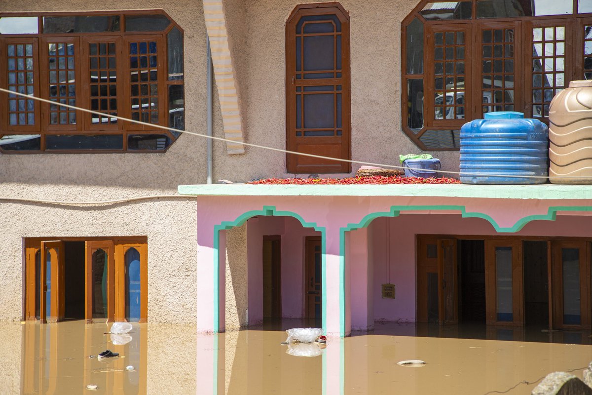 faisalbashirs's tweet image. #Partially #submerged #houses are seen as #water levels rise in the #Jhelum #River after heavy #rains on the outskirts of Srinagar on September 4, 2025. #Floods Photos by @faisalbashirs