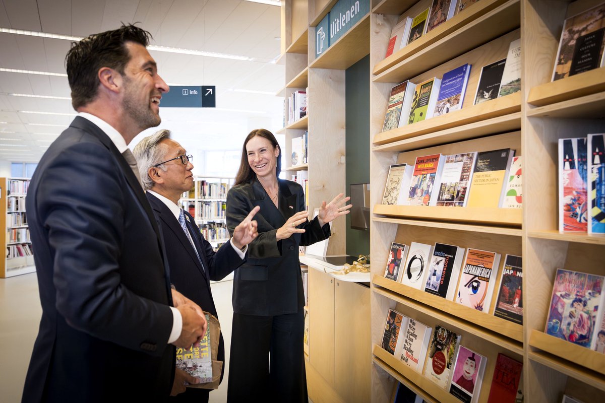 RvanAsten's tweet photo. Een schenking van een prachtige collectie boeken van de Japanse ambassadeur. Van Manga tot romans; van Cultuur tot economie. Dankzij het ReadJapan programma is de Viblitoheek Den Haag 164 zeer lezenswaardige boeken rijken! #bibliotheek #ReadJapan https://t.co/kYOC5Ijtwx