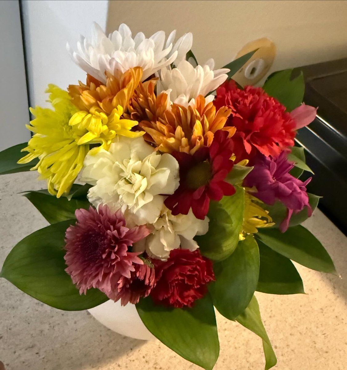 LaurMitchell_la's tweet image. Nothing fancy, just fresh flowers and a peaceful moment. 🌿✨#FreshBlooms #HomeVibes 🌸