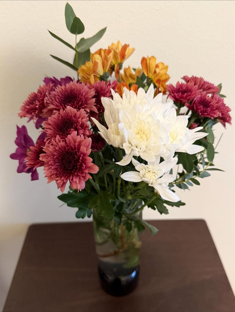 LaurMitchell_la's tweet image. Nothing fancy, just fresh flowers and a peaceful moment. 🌿✨#FreshBlooms #HomeVibes 🌸