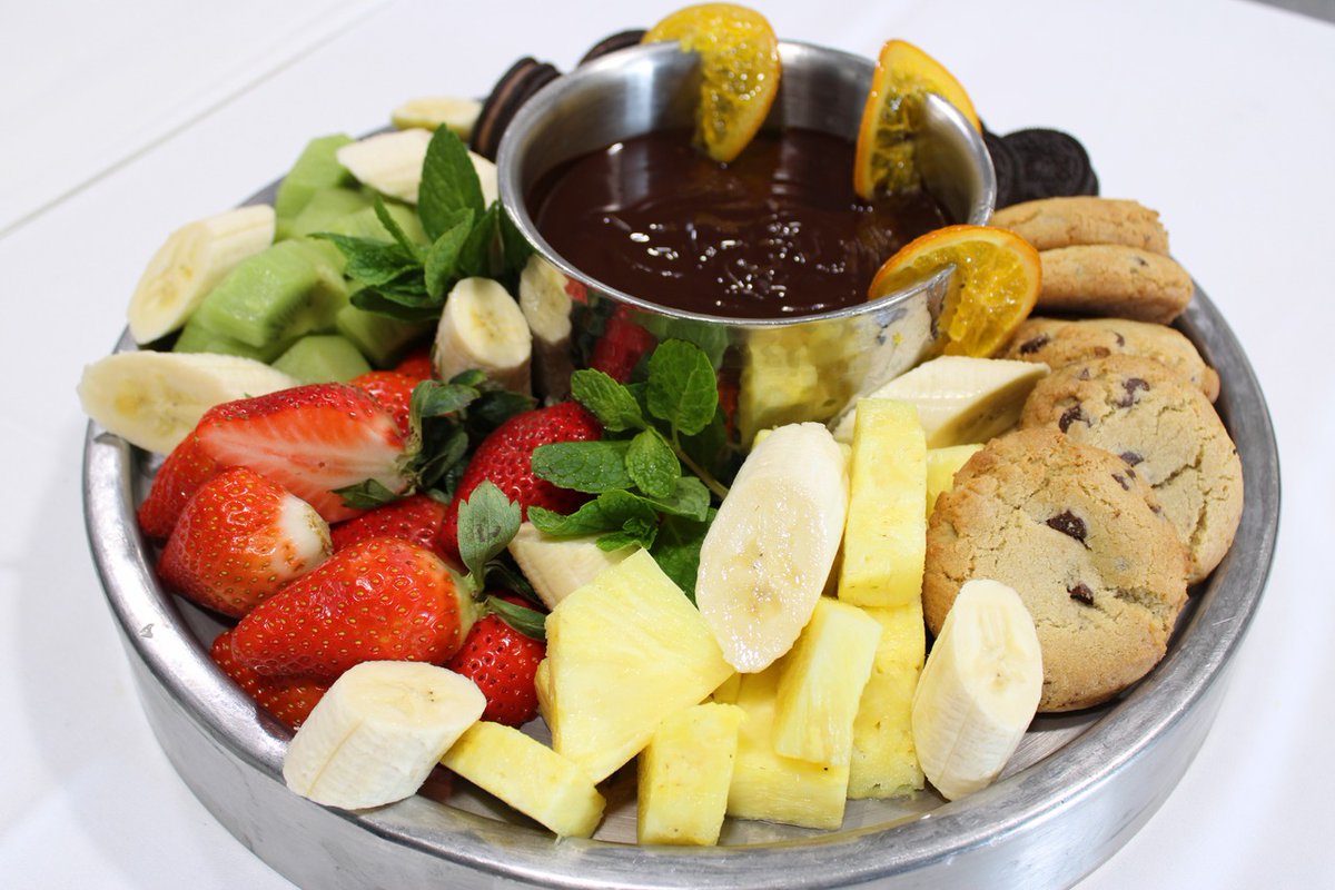 𝑳𝒂𝒕𝒆 𝑵𝒊𝒈𝒉𝒕 𝑭𝒂𝒗𝒐𝒓𝒊𝒕𝒆𝒔 🌙🧀

Keep your guests fueled all night long with a fully loaded Late Night Nacho Bar—complete with creamy queso, fresh salsa, and crunchy chips—or treat them to a luscious Chocolate Fondue Station for a sweet finish.