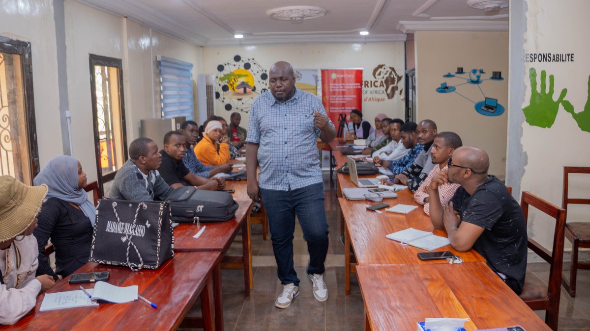 Ce jeudi 4 septembre, 20 jeunes, dont 5 femmes, ont été initiés au blogging. Cet atelier renforce notre engagement à offrir aux jeunes des espaces de capacitation pour leur développement et intégration professionnelle.
#villageois #formation #numérique