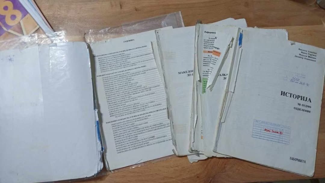 Ова се ,,новите" учебници кои Мицко и Јаневска им ги ветија и дадоа на учениците. Скинати, без корици, ишкртани, со неточно решени задачи, фалат страници.. Во секоја држава, децата образованието се светиња, само кај нас се мизерија. А ја задолжија државата 9 милијарди евра. Срам!