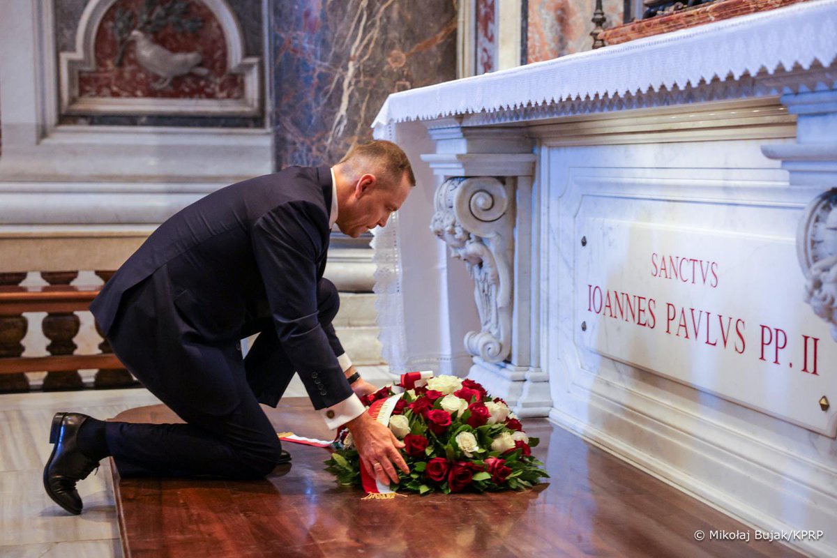 Nawrocki25's tweet photo. Prezydent K. Nawrocki z Rodziną wizytę w Watykanie rozpoczął od złożenia hołdu najwybitniejszemu Polakowi w historii - św. Janowi Pawłowi II. Ojcze Święty - miej w opiece naszą Ojczyznę! ❤️🇵🇱 https://t.co/Ja00g49pNe