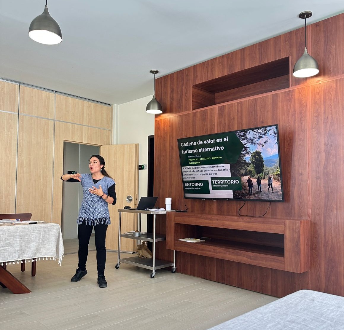 UNSIJ_SUNEO's tweet image. Alumnas de la UNSIJ, comunidades participantes y el equipo coordinado  por la Mtra. Dulce Robles Ambrosio contribuyeron al desarrollo regional.  Las mujeres de la Sierra Norte se consolidan como agentes de cambio  positivo para un turismo justo y social. #DesarrolloLocal #SUNEO