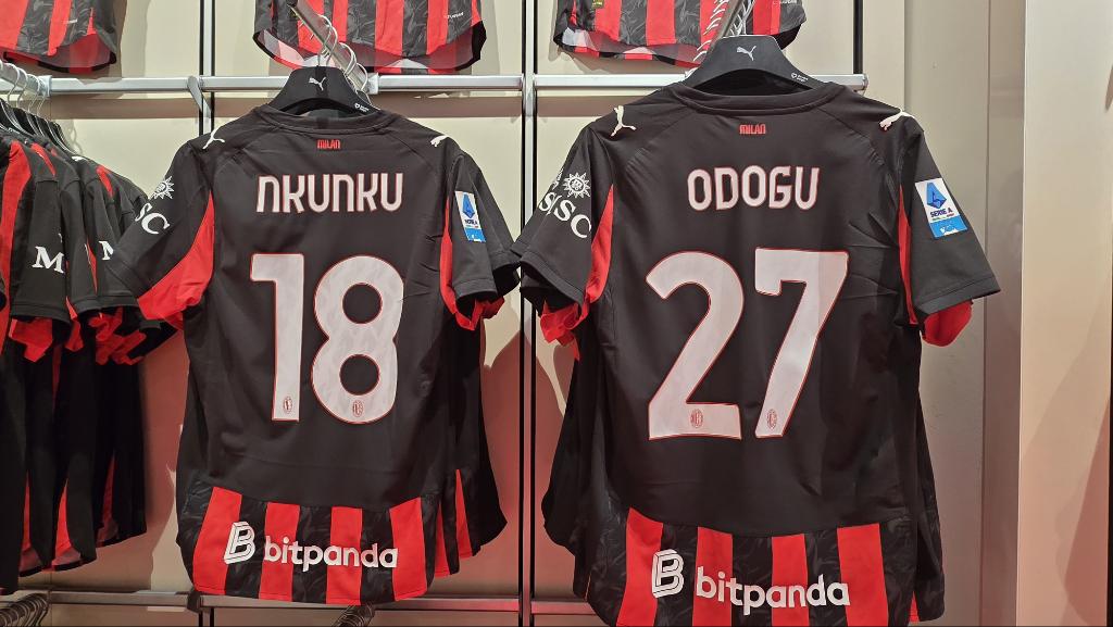 danigrassini11's tweet photo. Tra poco #Nkunku e #Odogu allo store del #Milan in via Dante per l'incontro con i tifosi. Intanto le maglie da firmare sono già pronte 🔴⚫️ https://t.co/P7Q5FjpSDQ