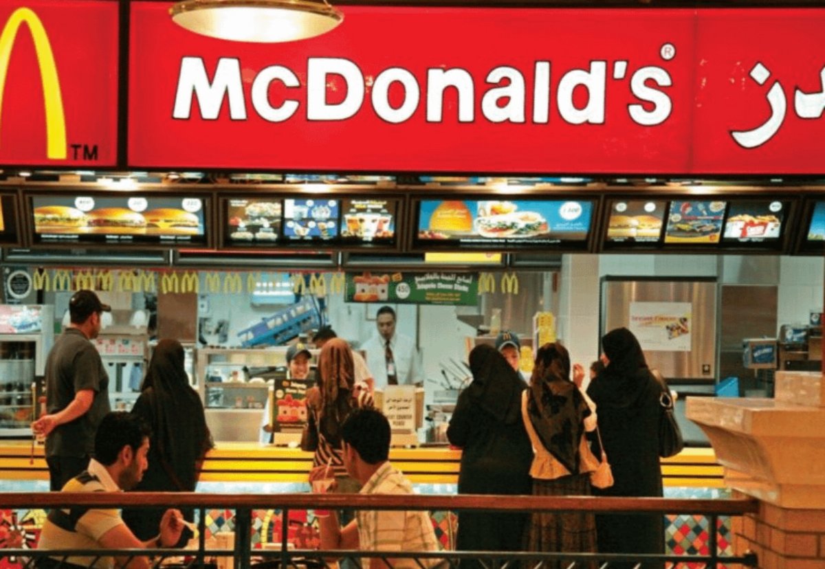 ChristineLew_'s tweet image. McDonald’s just broke their own global rule.

In India, they launched an item you can’t find anywhere else on Earth.

32,000 sold in a single day - shelves wiped clean.

But the frenzy isn’t really about fast food, it’s about a deeper crisis no one’s ready for: ⬇️