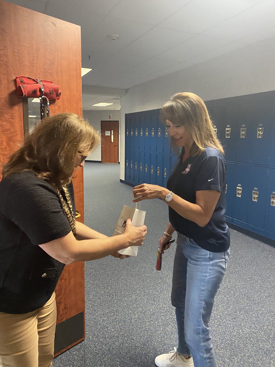 curtiscougars's tweet photo. It was a great morning celebrating our amazing staff with the Superintendent’s snack cart! Thank you, Dr. Bullock, board and cabinet for stopping by! @curtiscougars https://t.co/EJqOW2s56Q