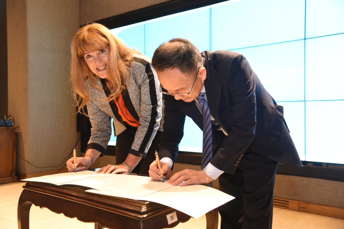 Patricia Giménez (@pgimenezdc) on Twitter photo 🇦🇷🇨🇳Junto a <a href="/MartinKerchner/">Martín Kerchner Tomba</a> y <a href="/TadeoGZ/">Tadeo Garcia Zalazar</a> recibimos a una destacada delegación de funcionarios y empresarios de China, encabezada por el Vicegobernador Ejecutivo de la provincia de Jiangxi, Ren Zhufeng. Seguimos fortaleciendo lazos de hermandad y la internacionalización de Mendoza 🇦🇷🇨🇳Junto a <a href="/MartinKerchner/">Martín Kerchner Tomba</a> y <a href="/TadeoGZ/">Tadeo Garcia Zalazar</a> recibimos a una destacada delegación de funcionarios y empresarios de China, encabezada por el Vicegobernador Ejecutivo de la provincia de Jiangxi, Ren Zhufeng. Seguimos fortaleciendo lazos de hermandad y la internacionalización de Mendoza