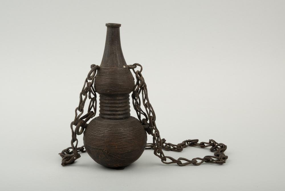 _ovbiedo's tweet photo. This isn’t just a flask. It’s a 16th–19th century Edo bronze from Benin City.
⁣
 Looted by British forces in 1897.
 Stolen from its people.
⁣
 Now locked in a museum far from home.
⁣
🔗 Chains.
🧨 Power.
🗣️ A story still echoing.

#BeninBronzes #ColonialLoot https://t.co/EvuMYlaocF