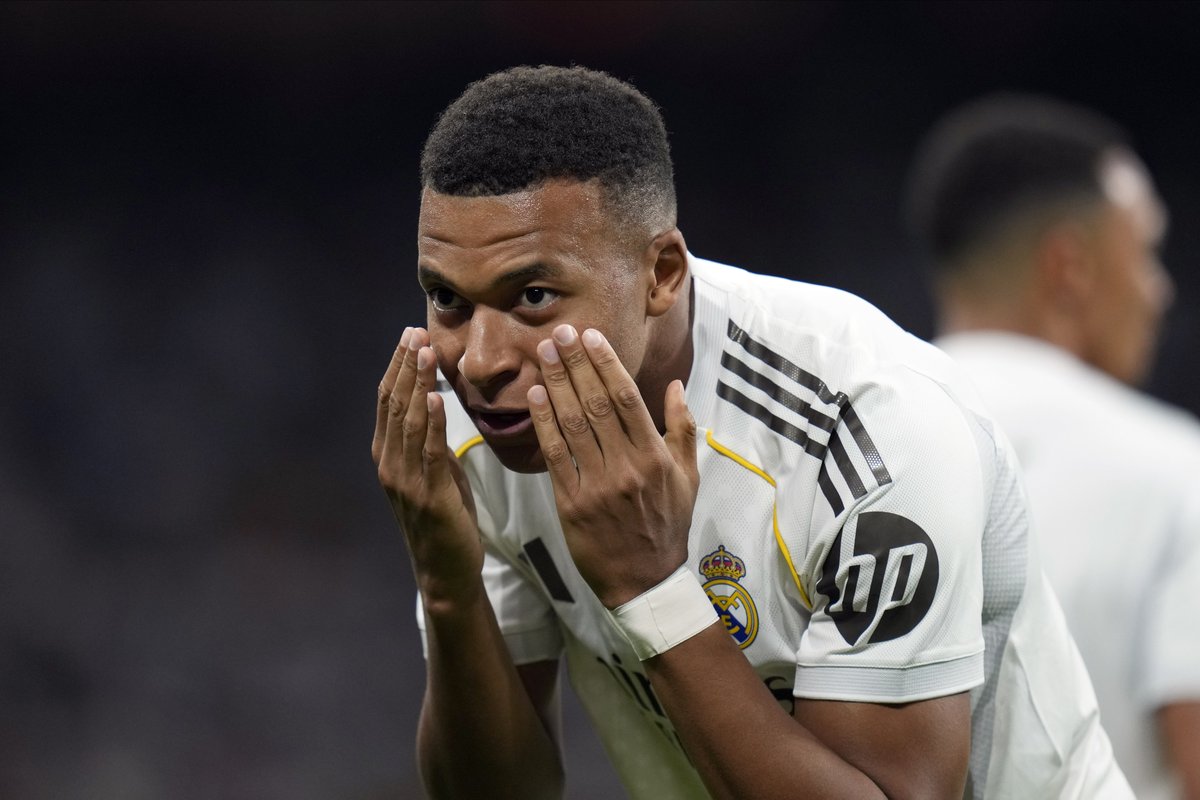 ActuFoot_'s tweet photo. 🚨 « 𝗖’𝗘𝗦𝗧 𝗨𝗡𝗘 𝗚𝗥𝗔𝗡𝗗𝗘 𝗔𝗡𝗡𝗘́𝗘 𝗣𝗢𝗨𝗥 𝗠𝗢𝗡 𝗖𝗟𝗨𝗕, 𝗠𝗔 𝗦𝗘́𝗟𝗘𝗖𝗧𝗜𝗢𝗡 𝗘𝗧 𝗣𝗢𝗨𝗥 𝗠𝗢𝗜 » 🔥

Kylian Mbappé 🇫🇷 s’est montré ambitieux et enthousiaste en conférence de presse.

« Je suis très content de recommencer une nouvelle saison. 

J’ai beaucoup d’envie. Il y a tout pour faire de grandes choses, cela commence demain. »

🎙️ conf. de presse