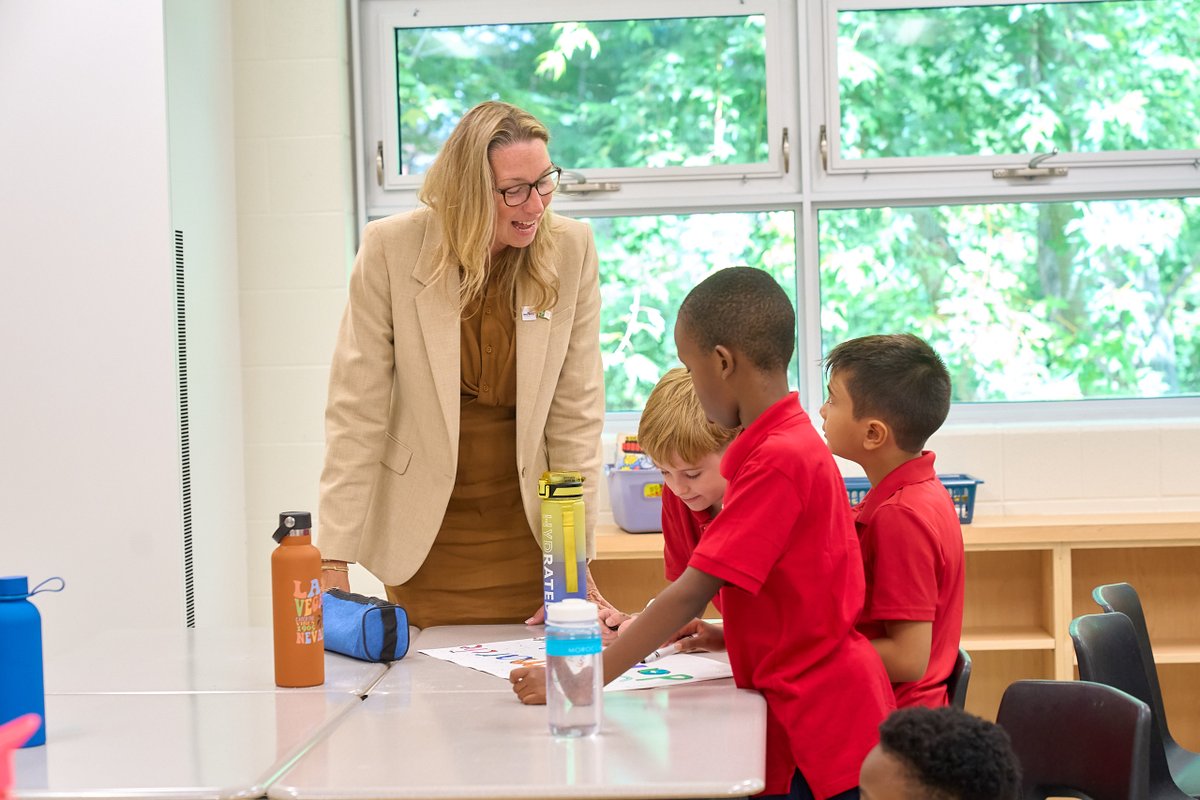 En cette journée radieuse de rentrée scolaire, Nicole Mollot, directrice de l'éducation et Rhea Dechaine, conseillère scolaire, ont visité l'ÉÉC Saint-Michel. Elles ont pu apprécier l’agrandissement, avec 4 nouvelles salles de classe, qui font de cette école un écrin de verdure.