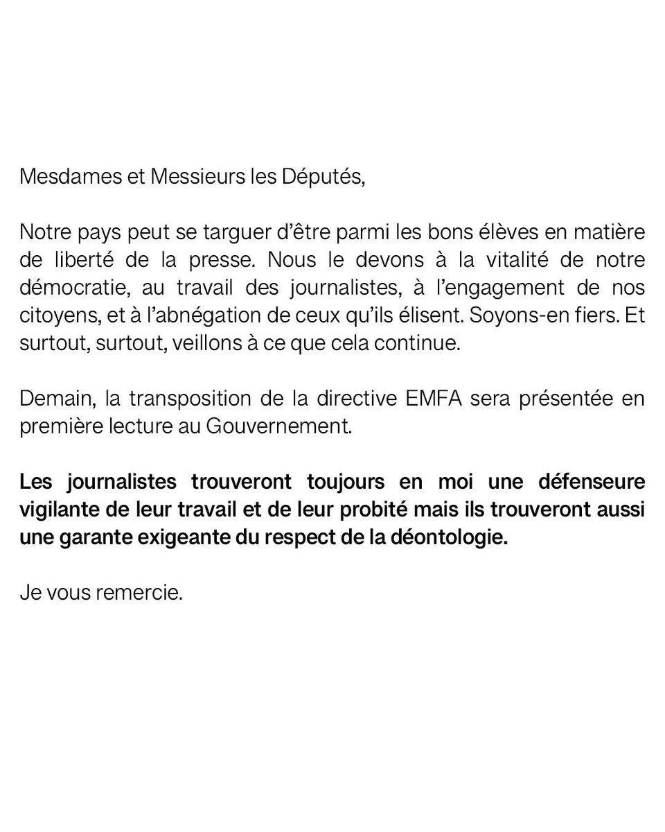 J_Galant's tweet photo. En 🇧🇪, la presse est libre de questionner, d’enquêter, de déranger. Cette liberté n’est pas un privilège accordé aux journalistes, dont l’intégrité morale et physique doit être protégée en tout temps : elle est un droit fondamental des citoyens.

La liberté de la presse est une richesse que nous devons protéger mais jamais sanctuariser au point d’oublier qu’elle appelle en retour, une immense responsabilité. Celle de l’exactitude, de la déontologie, de la rigueur. Elle ne peut être l’alibi d’une course au clic, d’une approximation ou d’un raccourci.

Ma déclaration complète au Parlement de la Fédération Wallonie-Bruxelles sur le rôle central de la liberté de la presse et sur la responsabilité qui l’accompagne ⬇️