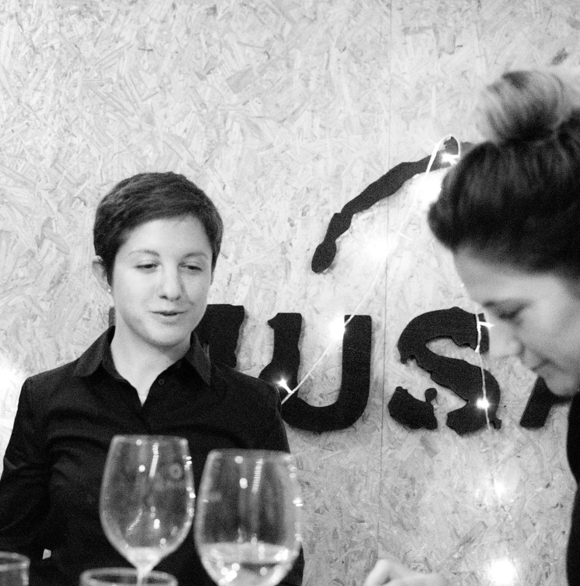 97% of wine = water + alcohol.

The rest? That 1–3% we fight over with tasting notes.
But wine is made to be drunk.

And every bottle carries storms, pruning, workers, families.

That story is what makes it unique.
Why aren’t more wineries sharing it?