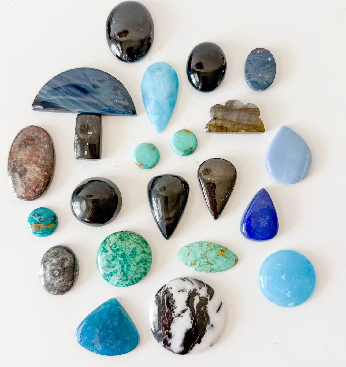 mildhippie's tweet photo. the crystals           🐈‍⬛🩵🌌            the pendants

“midnight blue” collection coming Friday (TOMORROW) 9/05 at 8pm eastern time <3 https://t.co/7asXIkb0pa