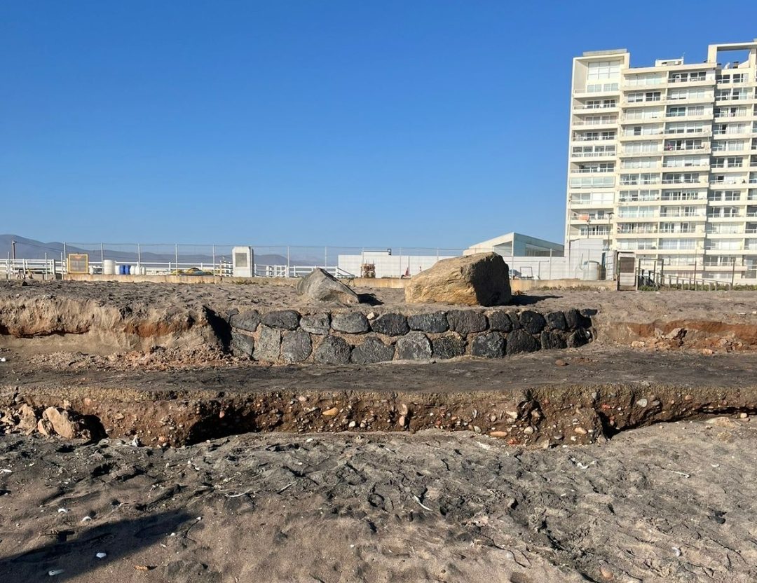 Particular estructura de piedra revelada por las marejadas causa interés de vecinos e investigadores de La Serena miradiols.cl/2025/09/04/par…