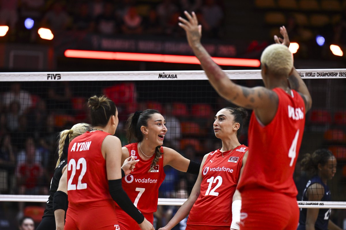 sporx's tweet photo. 🇹🇷FİLENİN SULTANLARI YARI FİNALDE!

A Milli Kadın Voleybol Takımı, Tayland'da düzenlenen Dünya Şampiyonası'nın çeyrek finalinde ABD'yi 3-1 mağlup etti ve yarı finale yükseldi.