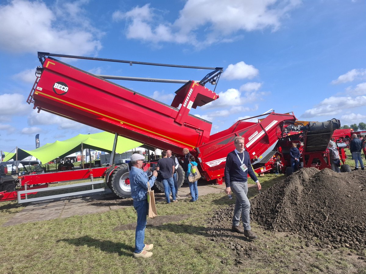 PieterSlootdorp's tweet image. De agrarische hoofdstad van de toekomst promoten op de #potatoeurope in #Lelystad .
#hollandskroon