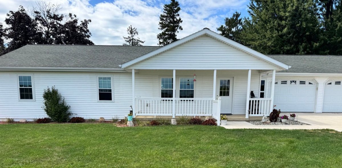 HoosierWindows's tweet photo. Just wrapped up another window &amp; door replacement project and the results are stunning!

Thinking about upgrading your home? Let us help you boost curb appeal, comfort, and energy efficiency.

#HomeImprovement #WindowReplacement #DoorUpgrade #FreeQuote https://t.co/5qUU5lIQ35