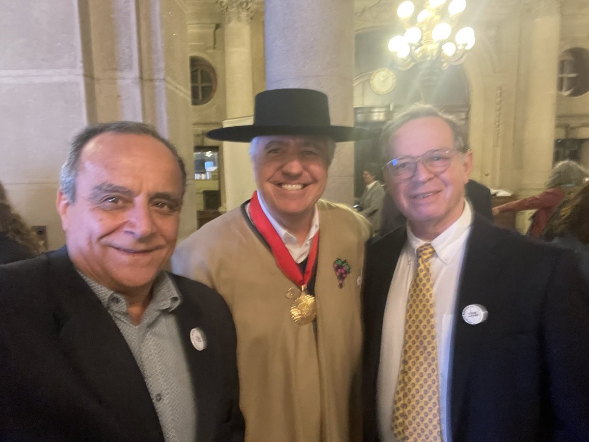giturrieta's tweet photo. Partimos Septiembre miércale !! ... celebrando el Día del Vino en el Club de La Union, junto a Claudio Cilveti de @vinosdechile y Rafael Lecaros de @chilecarne https://t.co/JPkfQxHM0N