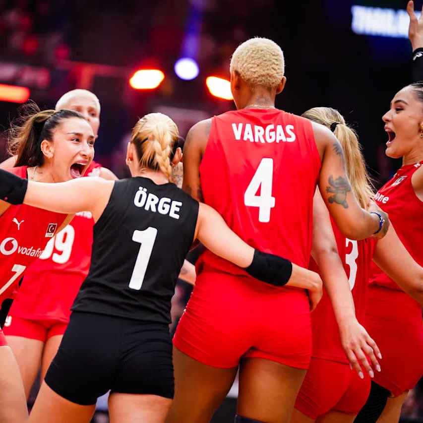 Dünya Kadınlar Voleybol Şampiyonası'nda ABD'yi 3-1 ile geçen Filenin Sultanları yarı finale yükseldi.