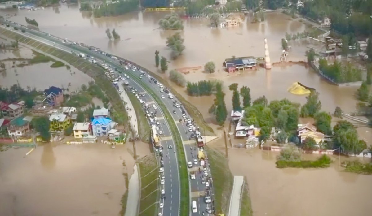 jkrddpr's tweet image. Amidst floods &amp;amp; harsh weather in J&amp;amp;K, Govt, Locals #GramPanchayats #JKPolice #NGOs worked together for relief, safety &amp;amp; community support. Their collective efforts reflect spirit of #PAI2.0 - resilience, inclusivity &amp;amp; grassroots governance in action.
#FloodRelief #GoodGovernance