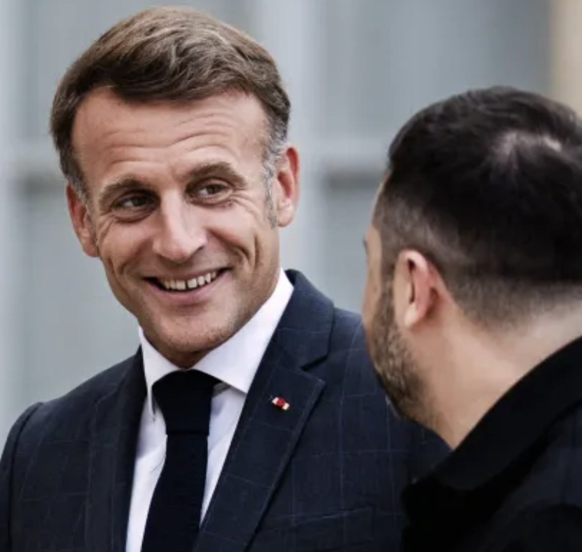 Le schizophréne #EmmanuelMacron nous apporte méthodiquement :
guerre nucléaire, 
ruine et surendettement 
tutelle européenne, 
ultraviolence, 
invasion migratoire,
insécurité,
pauvreté,
guerre civile,
mort de nos agriculteurs
et MÉPRIS TOTAL des citoyens Français🇫🇷
#MacronDEGAGE