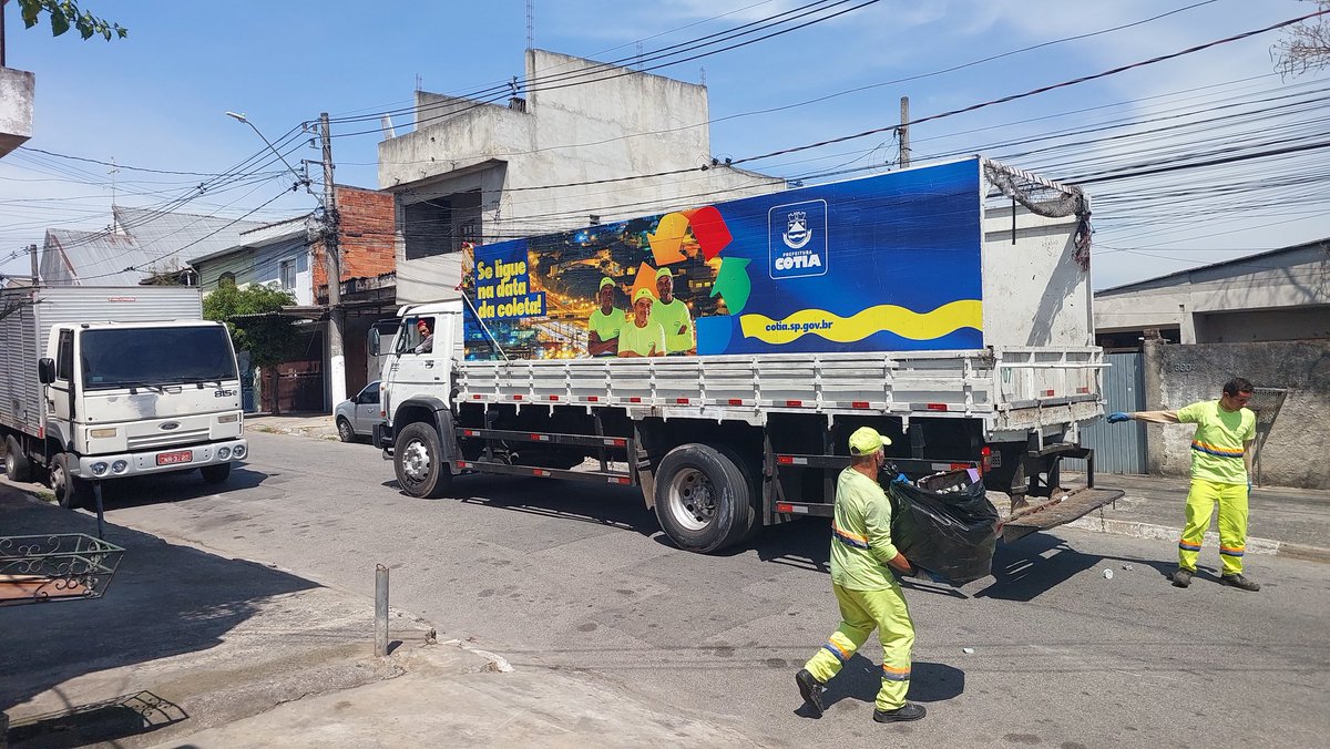 BelaPalestrina's tweet photo. Aqui em Cotia os meninos são pontuais.. #coletaseletiva #sptv01 #sptv https://t.co/ZAQtd4sXHb
