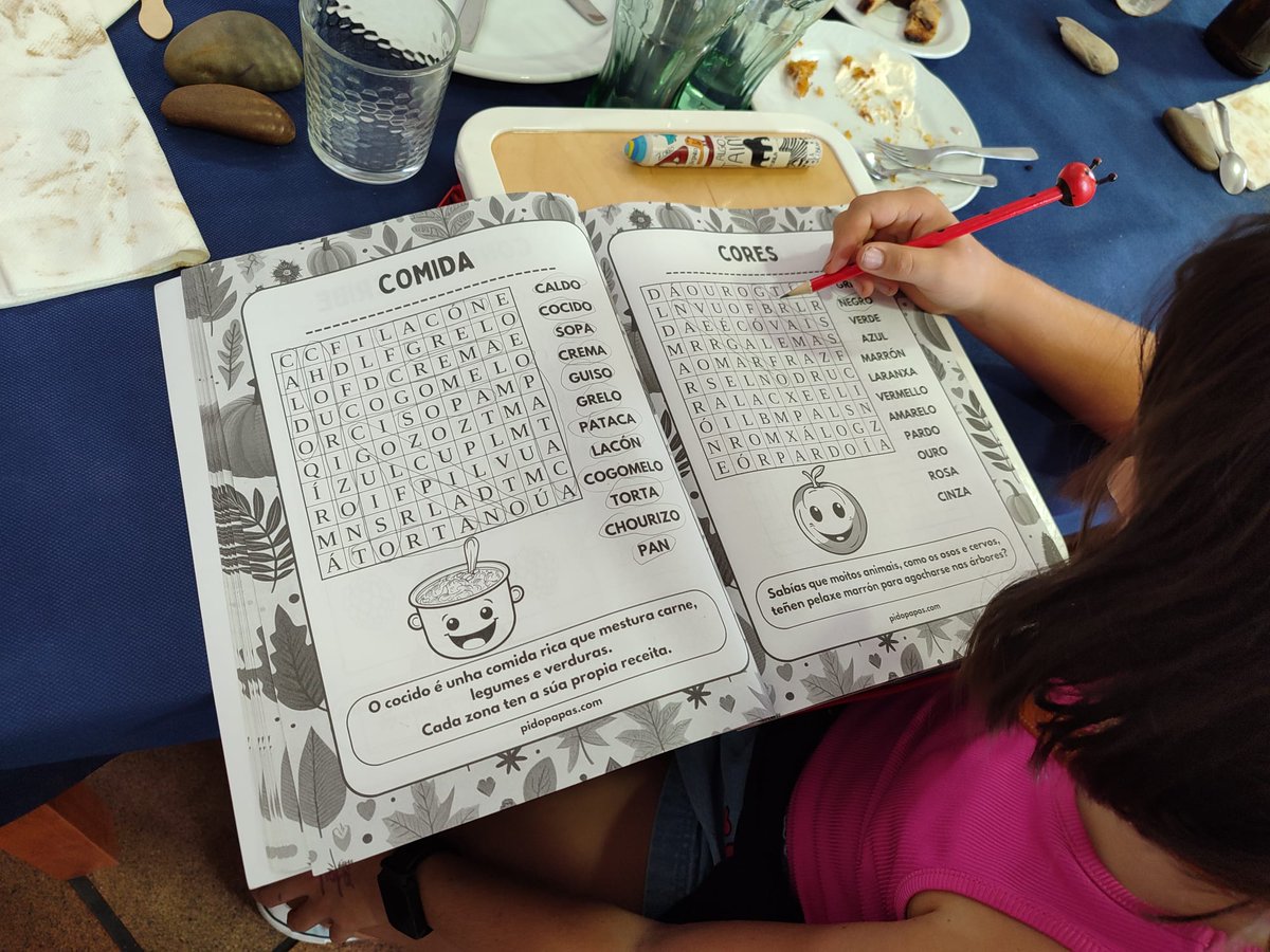 Comer nun restaurante non ten por que ser un drama.
Un libro de #pasatempos en #galego = tempo tranquilo, creativo e sen pantallas.

😋 Eles entretidos, nós desfrutamos da sobremesa.

#engalego #pidopapas #queremosgalego #outono