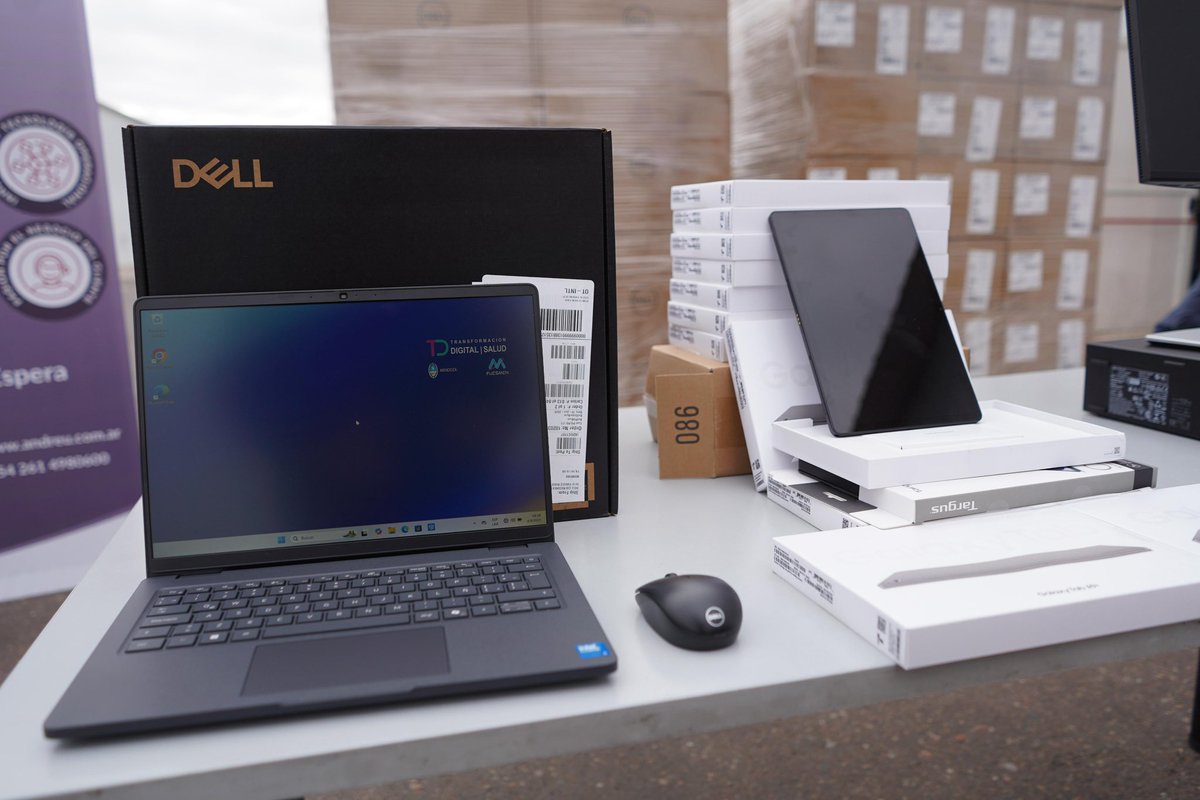 alfredocornejo's tweet photo. Hoy estamos presentando una gran inversión para seguir modernizando nuestro sistema de salud. Con una compra de 2.000 millones de pesos, adquirimos en total 865 computadoras de escritorio con monitor, 1.050 portátiles de última generación y 525 tablets, que serán destinadas a hospitales y centros de salud.

En este último envío recibimos 474 computadoras de escritorio, 500 notebooks y 525 tablets de una empresa de Dinamarca. La mitad de la compra se hizo mediante licitación pública nacional y la otra mitad a través de UNOPS, el organismo de Naciones Unidas especializado en contrataciones. Esto nos permitió competir en el mercado internacional, obtener mejores precios y garantizar que todo el proceso fuera transparente.

Esta incorporación significa un salto de calidad en la gestión sanitaria, que hará más ágil el trabajo de los equipos de salud. Un paso más en la transformación digital y modernización del Estado que estamos llevando adelante.