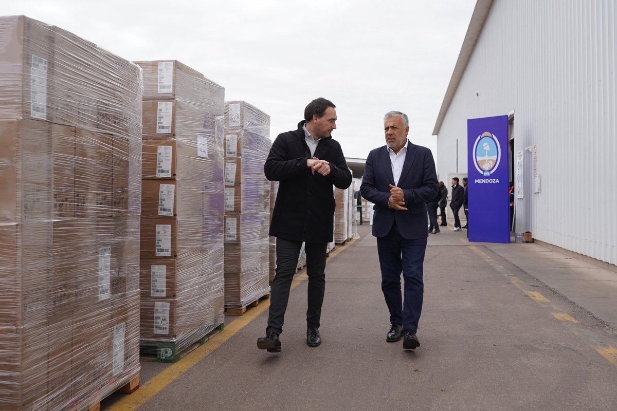 alfredocornejo's tweet photo. Hoy estamos presentando una gran inversión para seguir modernizando nuestro sistema de salud. Con una compra de 2.000 millones de pesos, adquirimos en total 865 computadoras de escritorio con monitor, 1.050 portátiles de última generación y 525 tablets, que serán destinadas a hospitales y centros de salud.

En este último envío recibimos 474 computadoras de escritorio, 500 notebooks y 525 tablets de una empresa de Dinamarca. La mitad de la compra se hizo mediante licitación pública nacional y la otra mitad a través de UNOPS, el organismo de Naciones Unidas especializado en contrataciones. Esto nos permitió competir en el mercado internacional, obtener mejores precios y garantizar que todo el proceso fuera transparente.

Esta incorporación significa un salto de calidad en la gestión sanitaria, que hará más ágil el trabajo de los equipos de salud. Un paso más en la transformación digital y modernización del Estado que estamos llevando adelante.