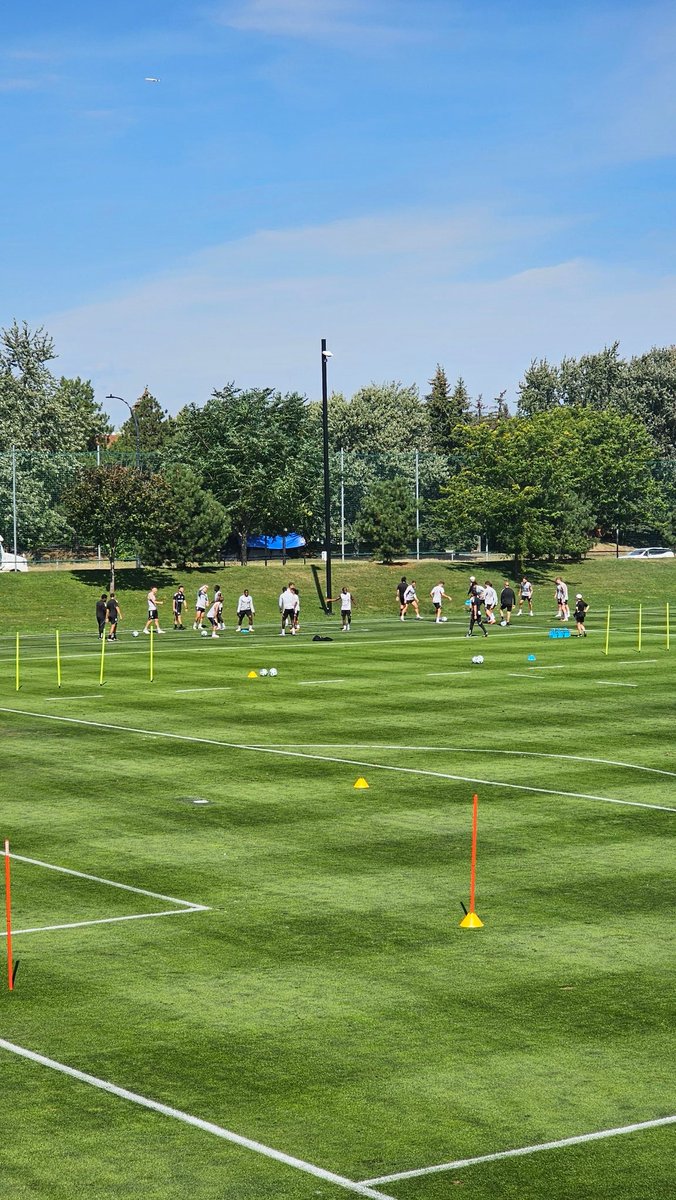 MaximeTruman's tweet image. #CFMTL ce jeudi matin au Centre Nutrilait.

1. Giacomo Vrioni fait du jogging léger en solitaire. Ça faisait longtemps que je ne l&apos;avais pas vu sur le terrain du Centre Nutrilait.

2. Jalen Neal s&apos;entraine encore en solitaire.  #RemiseEnForme

3. Samuel Piette, Brandan Craig,…