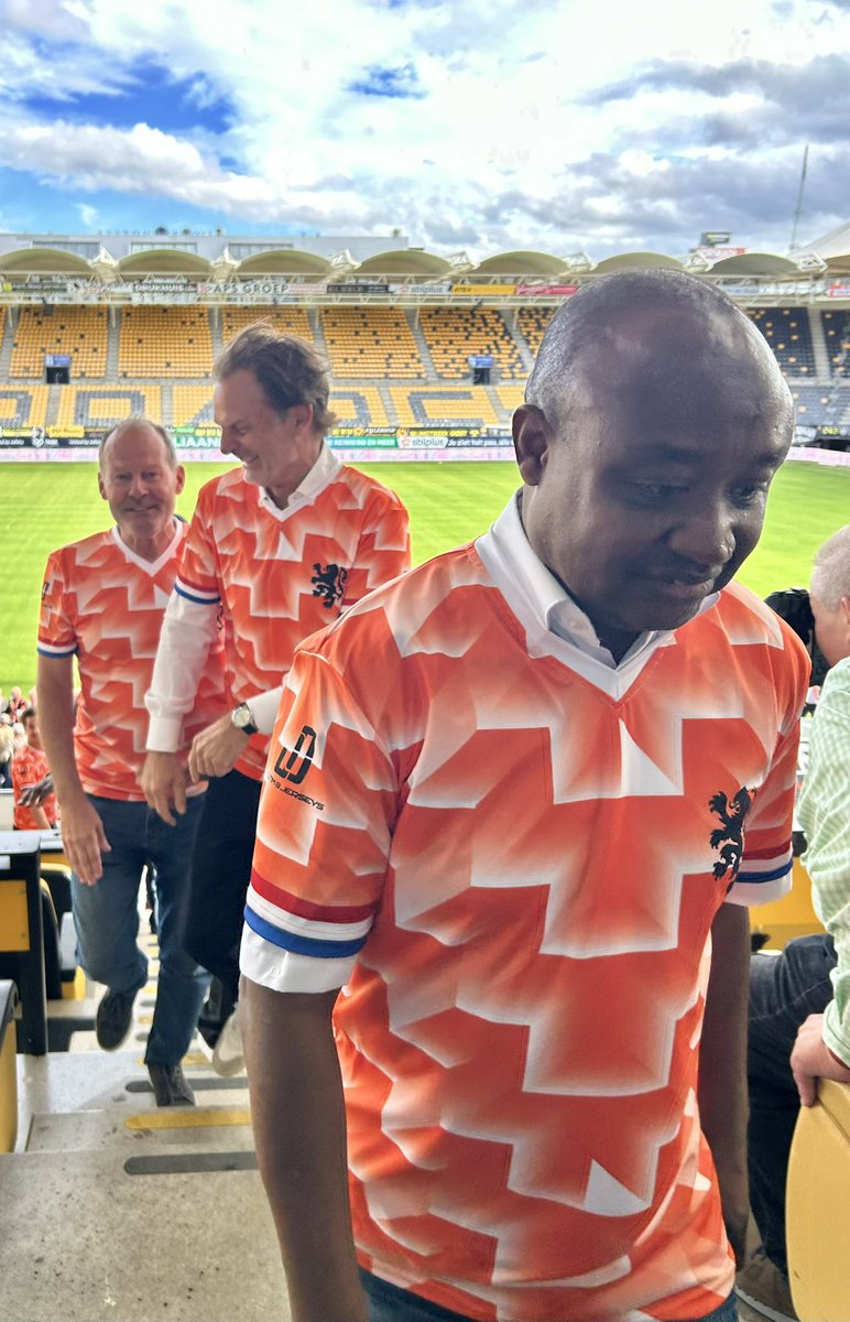 Gisteren was ik aanwezig bij het grandioze BabaVriendenFeest in het Parkstad Limburg Stadion, samen met tal van voetbalcoryfeeën. Vandaag heb ik de tweede versie van het Baba-manuscript ingeleverd bij Kosmos Uitgevers. Beoogde verschijningsdatum: medio november. Wordt vervolgd.