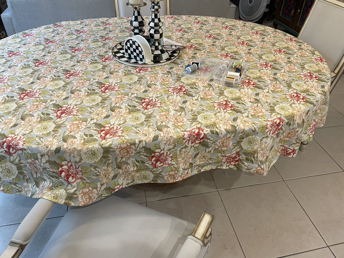 A mi como me gusta coser.
Hoy estoy cosiendo a mano un mantel para la mesa de mi hija que es ovalada y además más ancha que las estándar así que no vienen de tienda. No se crean que es tan fácil, hay que unir dos piezas que no sea muy notorio, el borde curvo también es trabajoso.