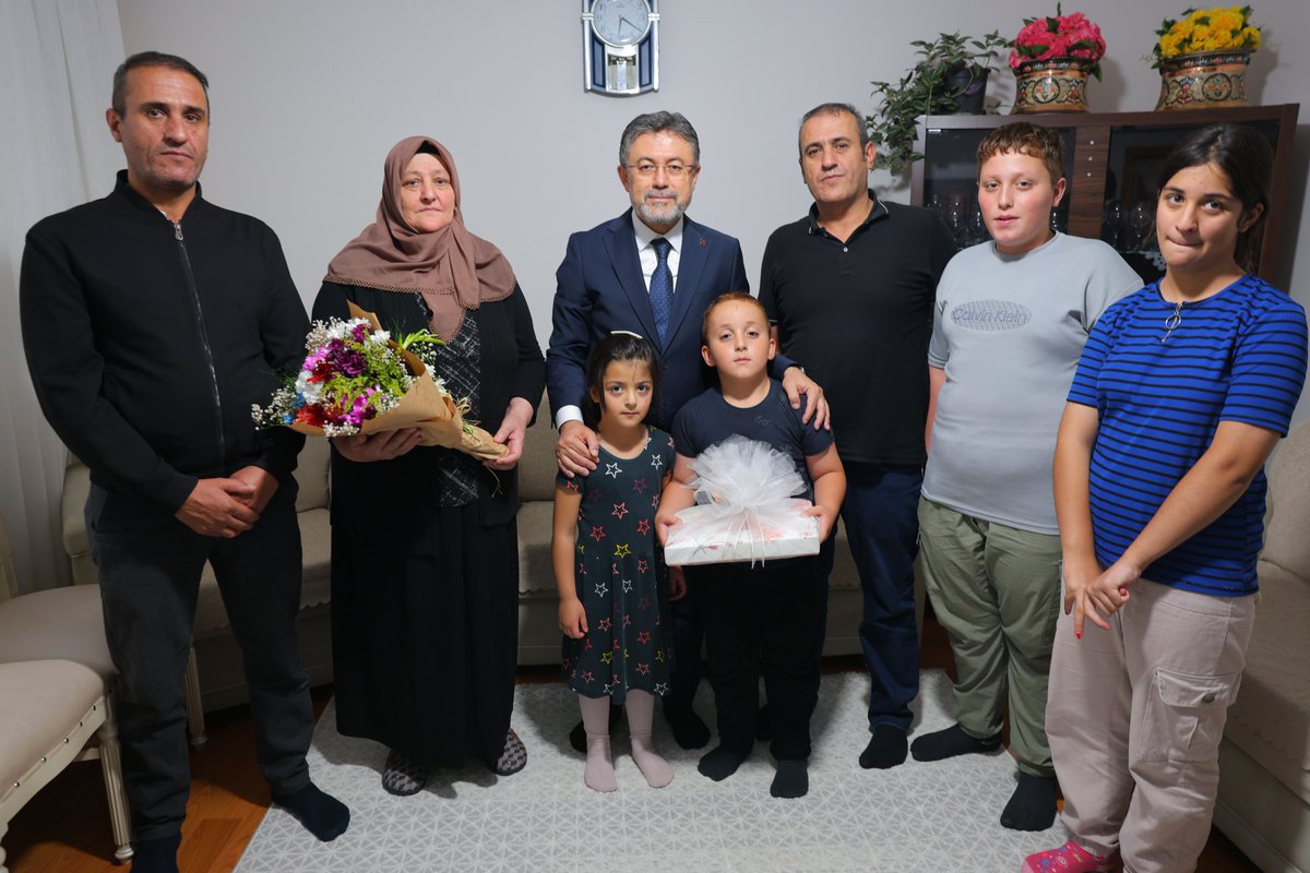 🇹🇷 Şehit Özel Harekât Polisimiz Serkan Saka’nın baba ocağında ailesini ziyaret ettik.

Vatan için canını feda eden tüm şehitlerimizi rahmet, minnet ve dualarla anıyor; ailelerine sabır diliyorum. 

Aziz hatıraları gönlümüzde daima yaşayacak.
