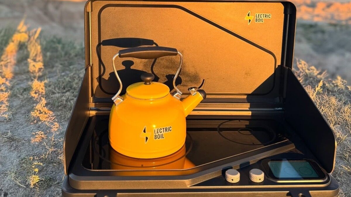 nwtls's tweet photo. Detroit-based startup Lectric Boil is accepting deposits on what it claims will be the first self-contained electric induction camping stove on the market. Dubbed the Overlander, it’s a neatly designed unit with two elements, a windshield, and a removable battery built into a folding case that also houses a chopping board.

https://t.co/o7BikOZZgN

#BatteryPoweredCampStove #LectricBoil #InductionCooking #OutdoorGear