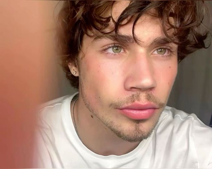 GT4RP's tweet photo. ✰ 𝑭𝑰𝑪𝑯𝑨 𝑶𝑵 ✰
✭ 𝙽𝚘𝚖𝚎: Victor Salazar 
✮ 𝚄𝚜𝚎𝚛: @vctsalazar 
✭𝙸𝚍𝚊𝚍𝚎: 24
✮𝙵𝚊𝚌𝚌𝚊𝚘: cívil 
✭ 𝙾𝚌𝚞𝚙𝚊𝚌𝚊𝚘: jogador de hóquei 
✮ 𝙵𝚘𝚝𝚘 𝙿𝚎𝚛𝚜𝚘𝚗𝚊𝚐𝚎𝚖 / 𝙵𝚘𝚝𝚘 𝚍𝚘 𝚜𝚑𝚊𝚙𝚎: https://t.co/NtCubFQm9J