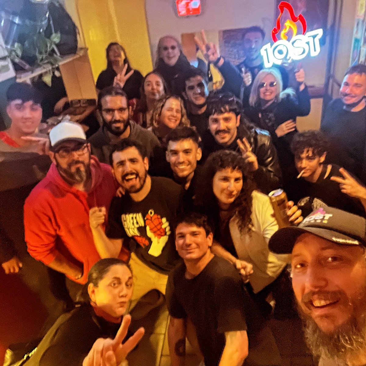1qstoficial's tweet photo. 🔥TREMENDO PROGRAMÓN🔥
Sexta Temporada andando y el 2025 a full! Gracias por el aguante

Pasó el número 166 y la pasamos bárbaro!

Vino @rowinacasey y se picó fuerte.

Podés verlo completo en Youtube!
@recovecorecord1 

#1QST #FogonVirtual #streaming
#6tatemporada #acusticos https://t.co/fJ3qNM9Rua